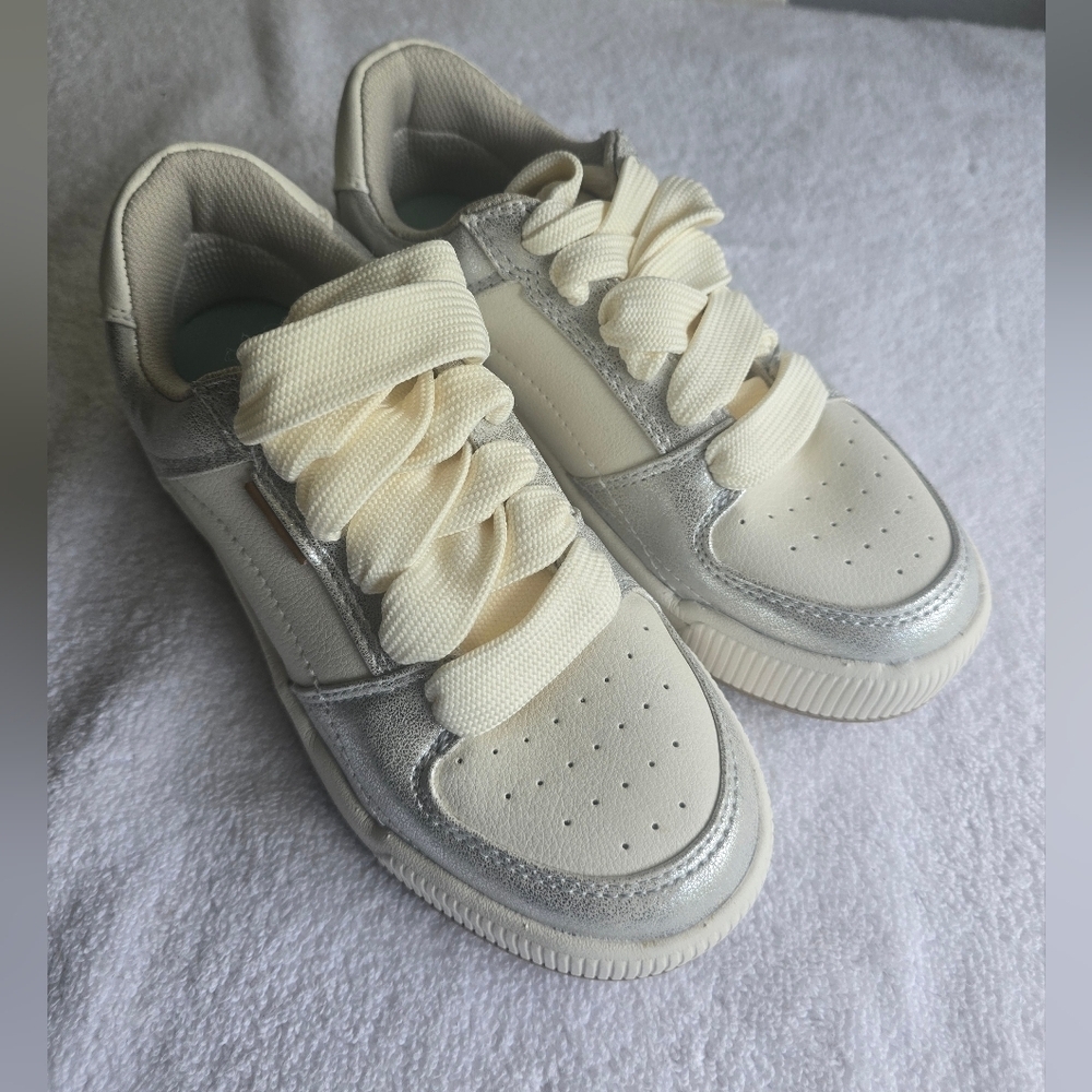 Dr. Scholl's Cream and Silver Kids Sneakers